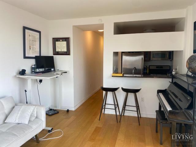 260 W 54th St - Photo 3 of 6