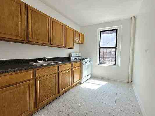 2295 Grand Concourse - Photo 2 of 7