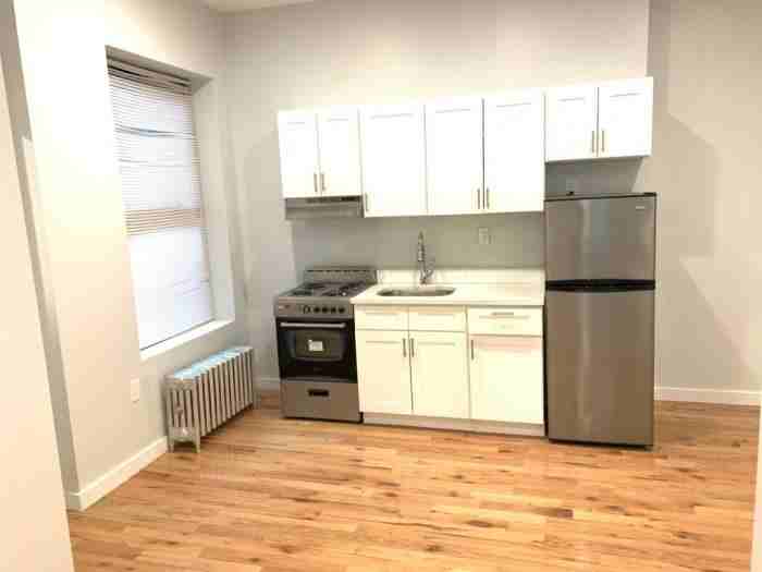 354 Brook Ave - Photo 2 of 7
