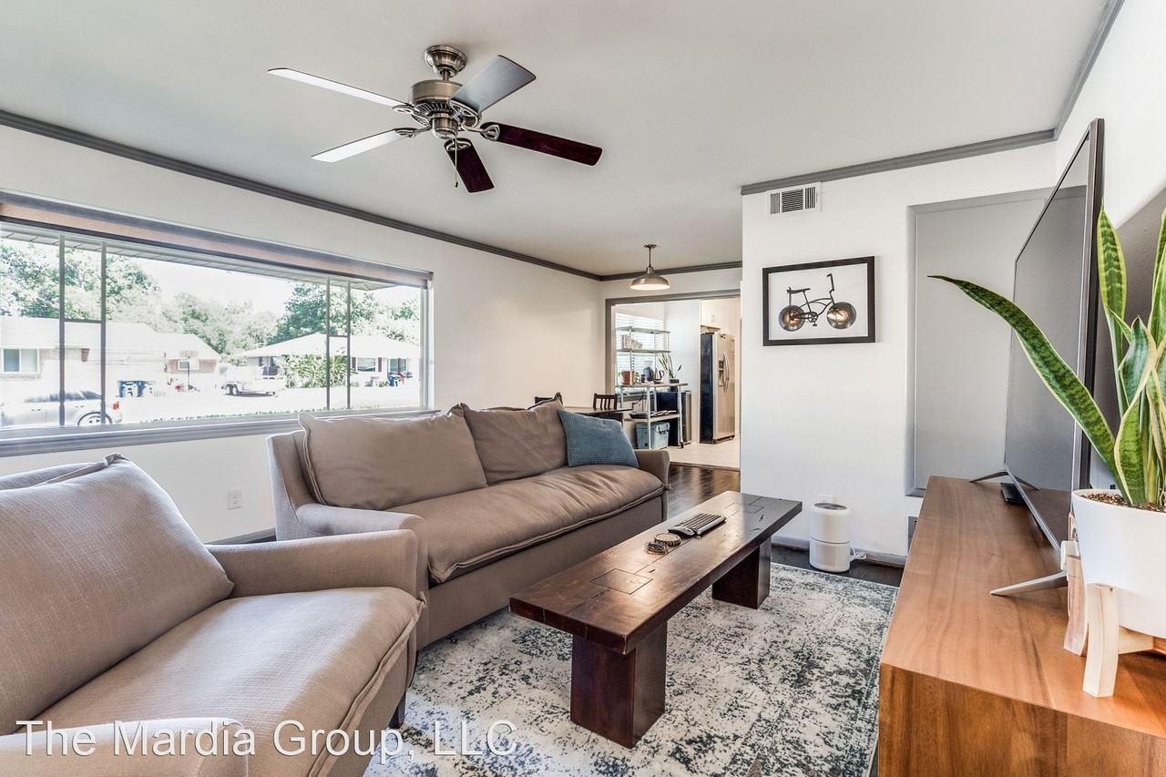 10312 Sylvia Dr - Photo 3 of 13