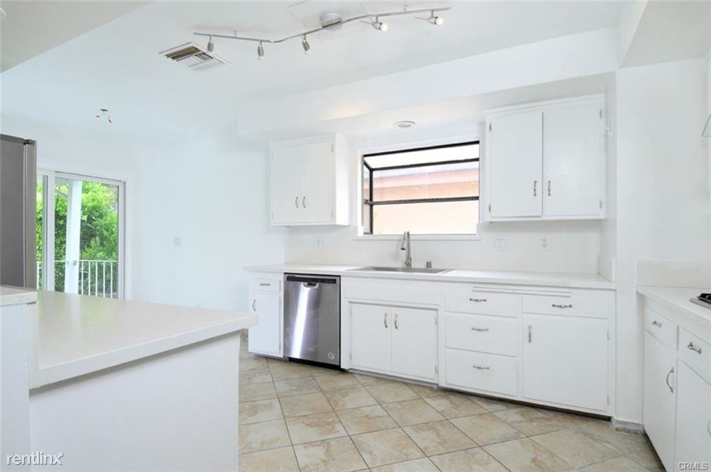 2458 Sleepy Hollow Dr - Photo 2 of 9