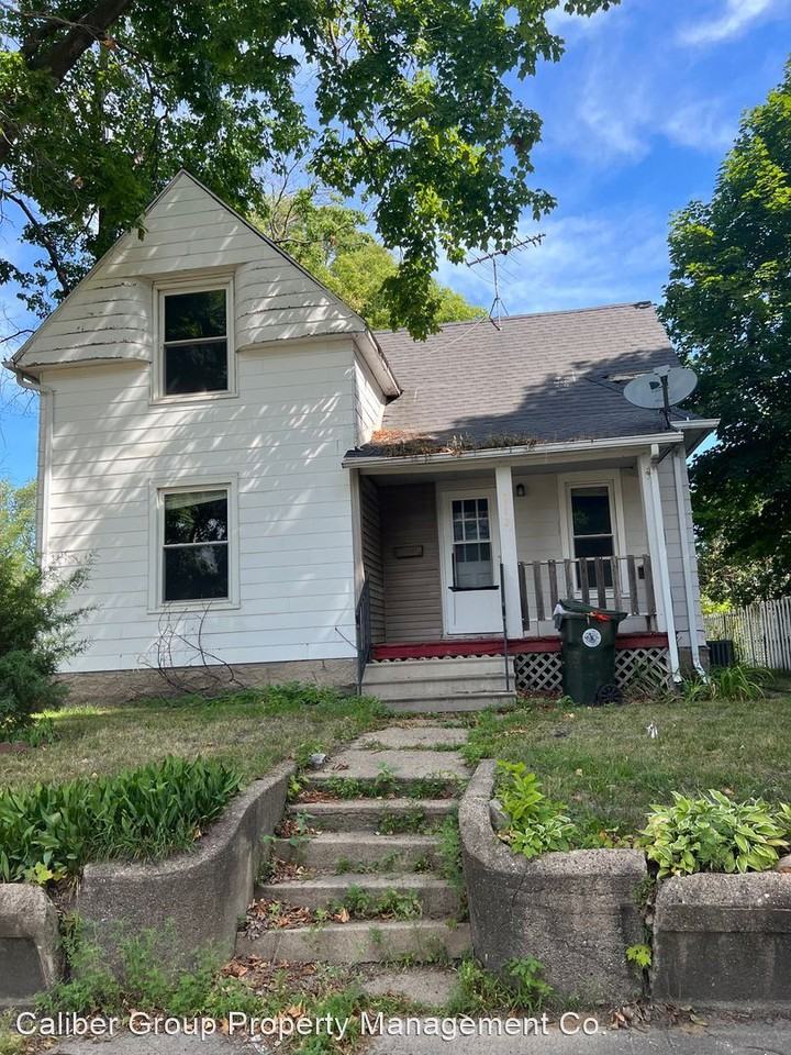 912 Riehl St - Photo 2 of 8