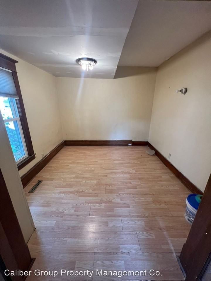 912 Riehl St - Photo 3 of 8