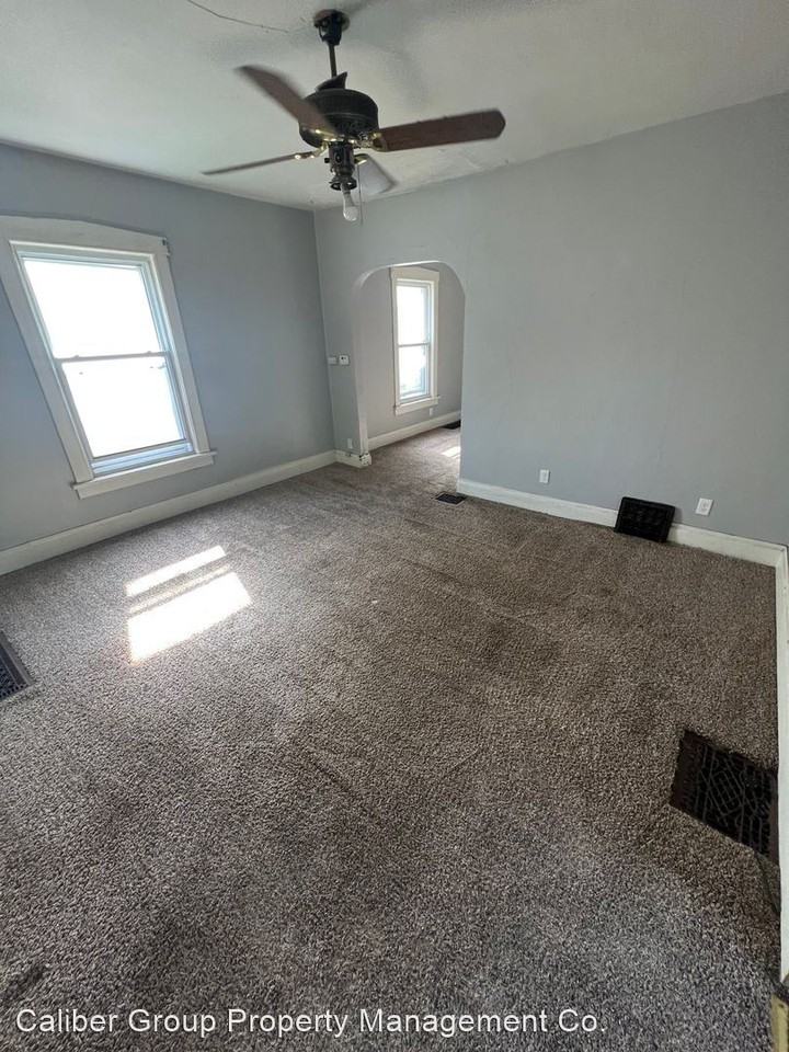555 W Wellington St - Photo 2 of 10