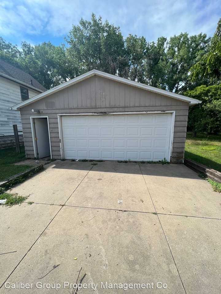 555 W Wellington St - Photo 3 of 10