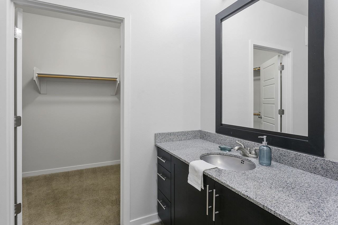 Luxe Scottsdale - Photo 7 of 20