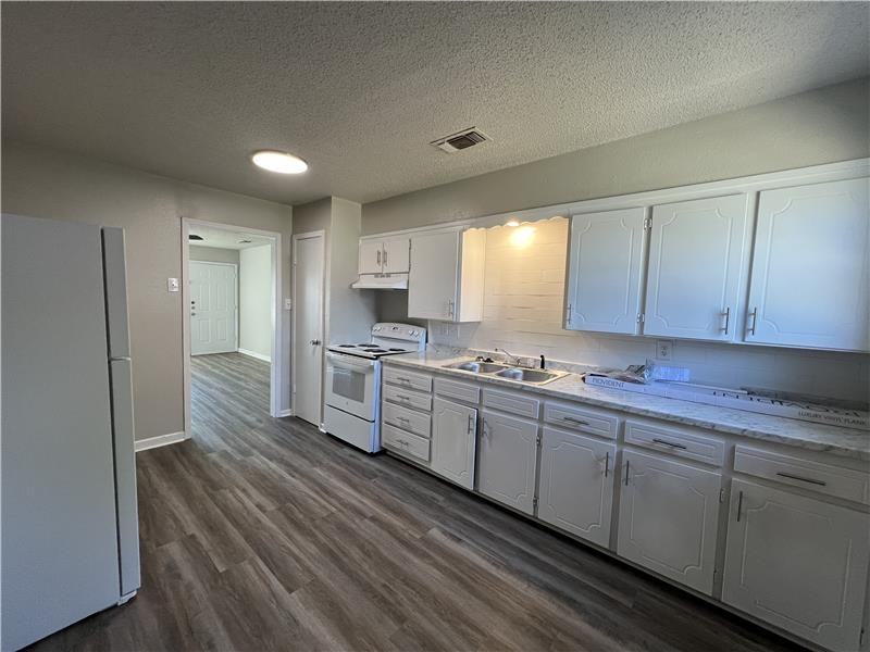 505 W Avenue A - Photo 2 of 17