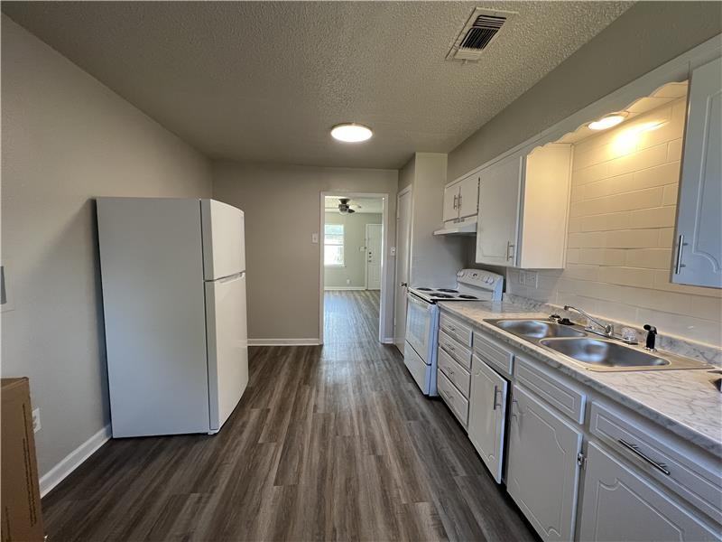 505 W Avenue A - Photo 3 of 17