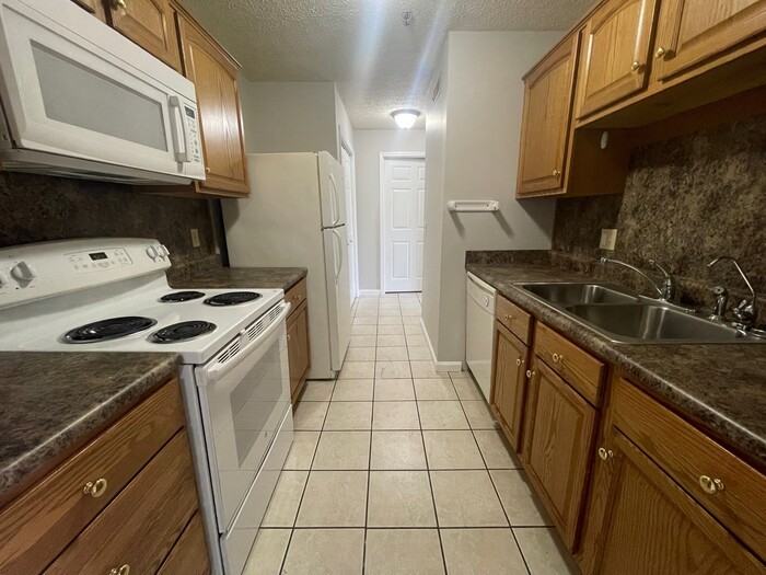 907 E Hackberry St #101 - Photo 3 of 11