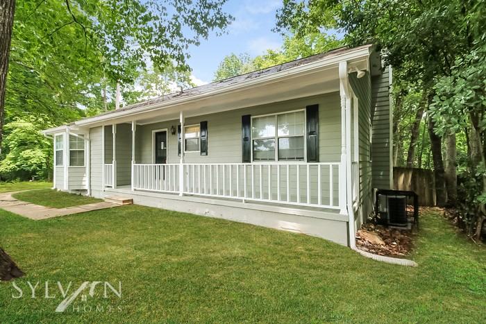 445 Lakeshore Dr - Photo 2 of 15