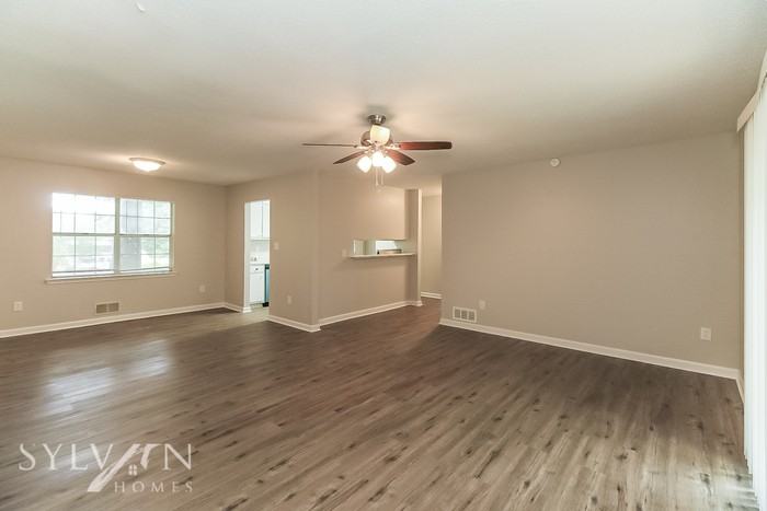 445 Lakeshore Dr - Photo 3 of 15