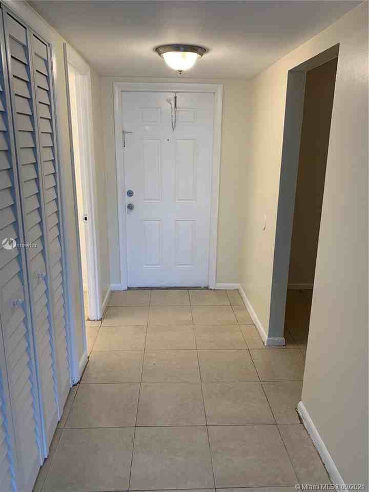 15225 15225 NE 6 AveApt B204 #B204 - Photo 3 of 14