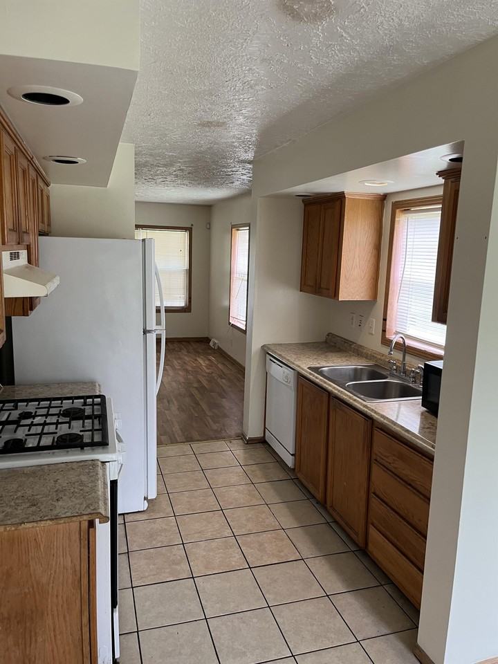 737 Tecumseh St #1 - Photo 2 of 7