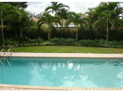 127 Hampton Cir - Photo 2 of 6