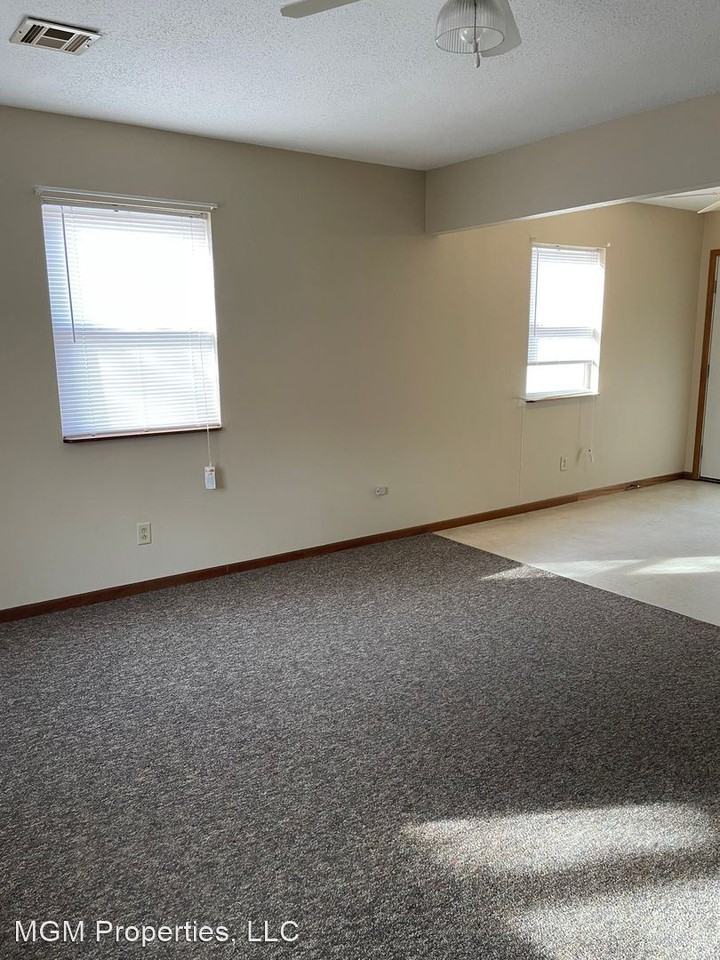 302 E 4th St - Photo 2 of 9