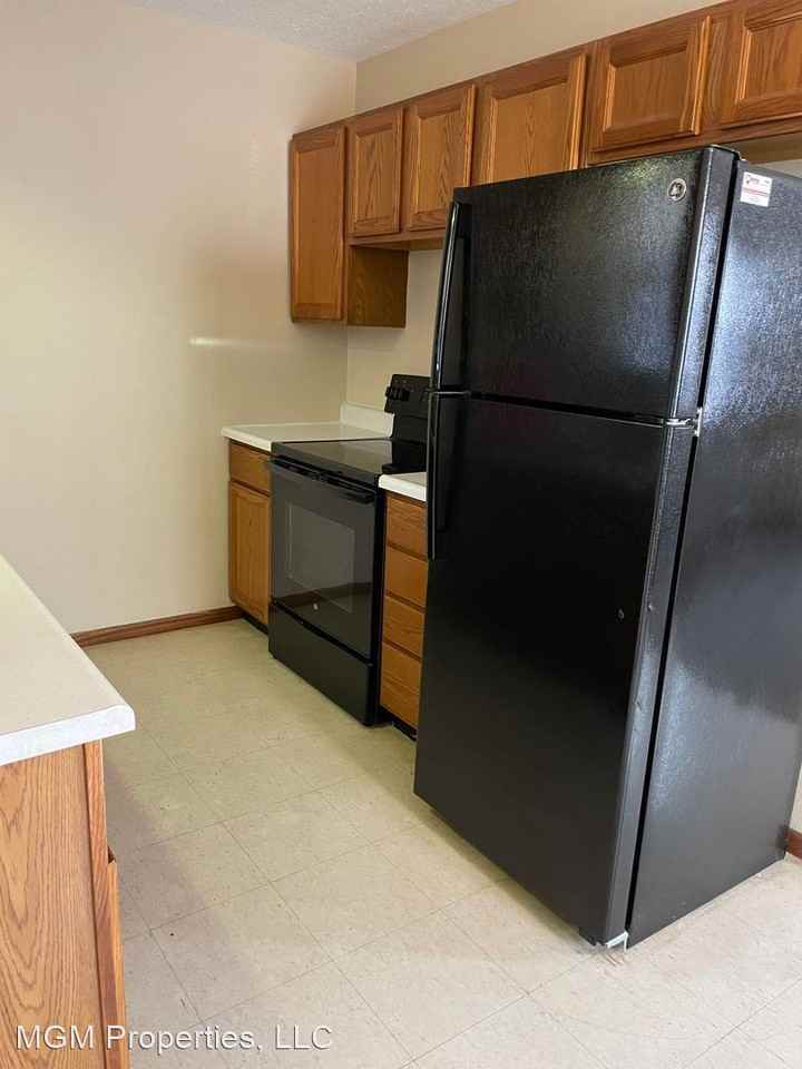 302 E 4th St - Photo 3 of 9