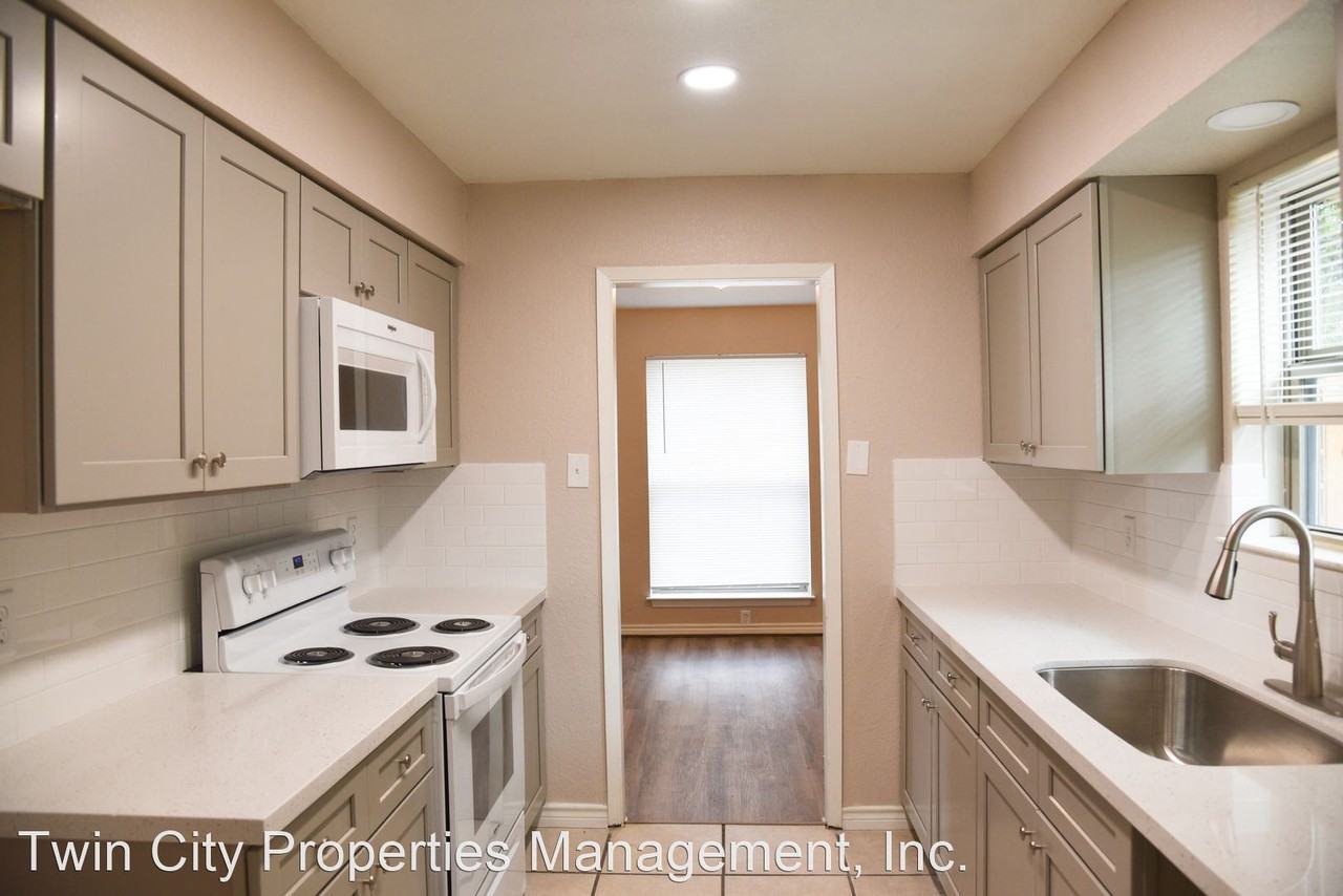 301 Amherst Cir - Photo 2 of 19