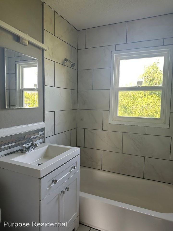 9504 Charlotte St - Photo 2 of 10