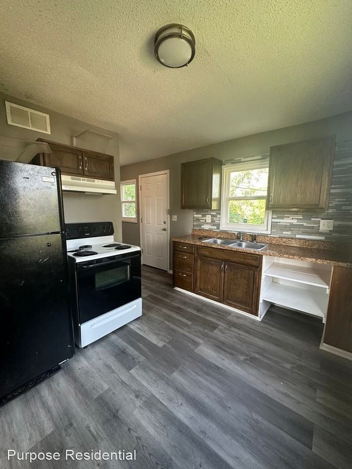 9504 Charlotte St - Photo 3 of 10