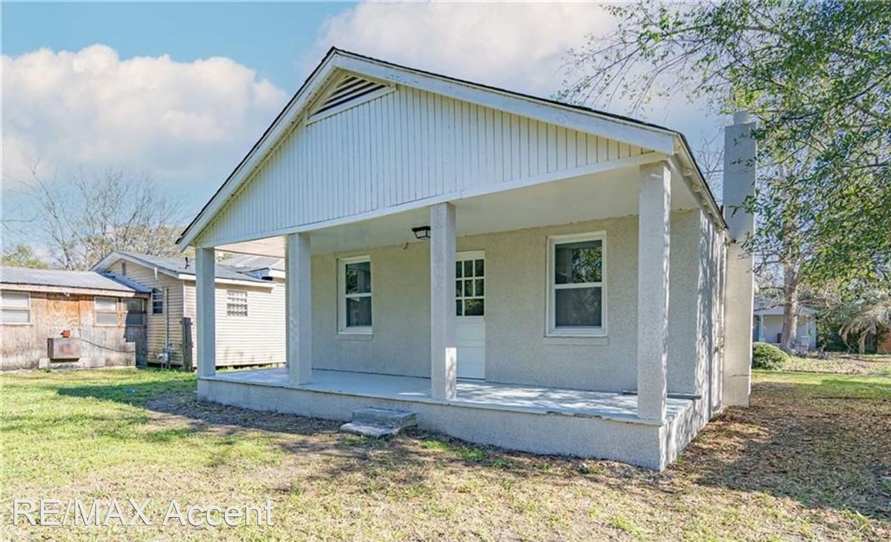 109 Kingman Ave - Photo 3 of 9