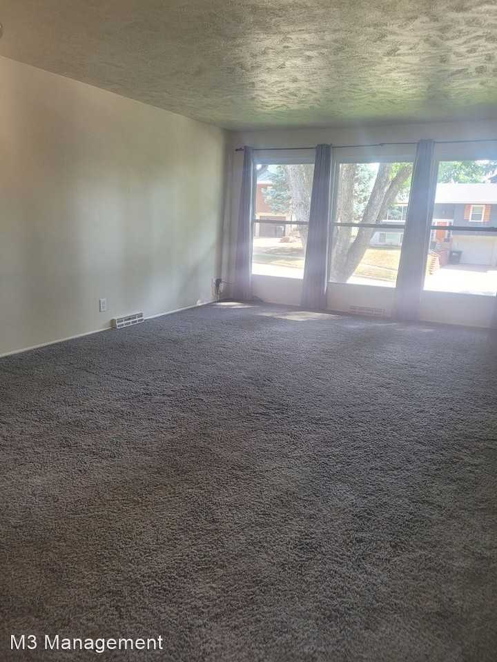 13427 Pine St - Photo 3 of 18