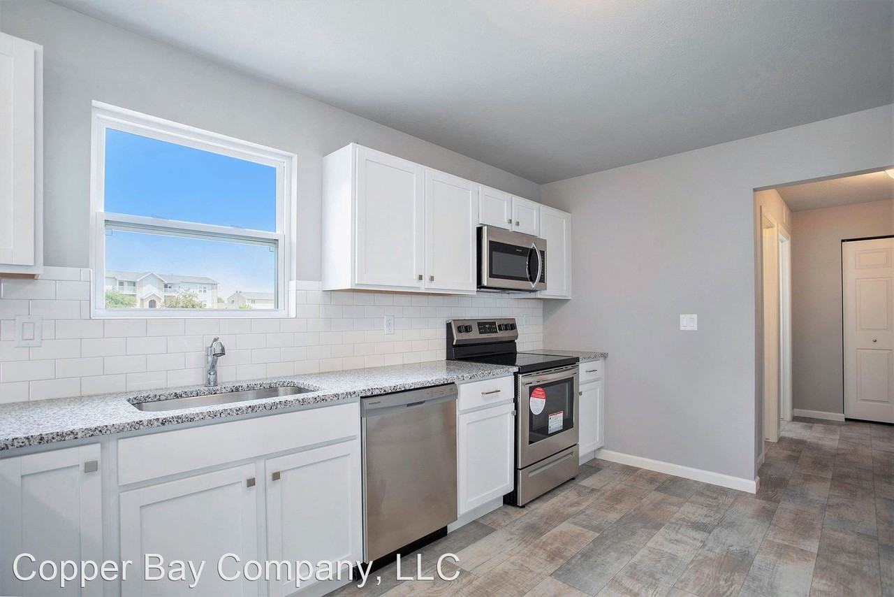 1055 Solomon Ct - Photo 3 of 24