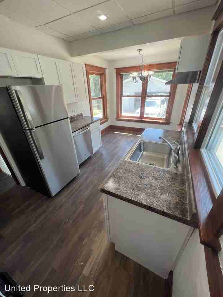 135 35th St Ne - Photo 2 of 18