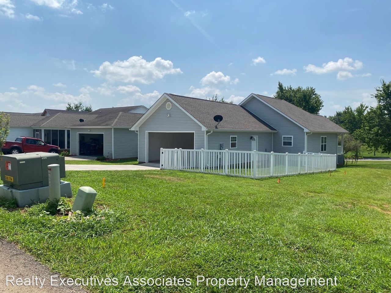 109 Willowcreek Blvd - Photo 2 of 17