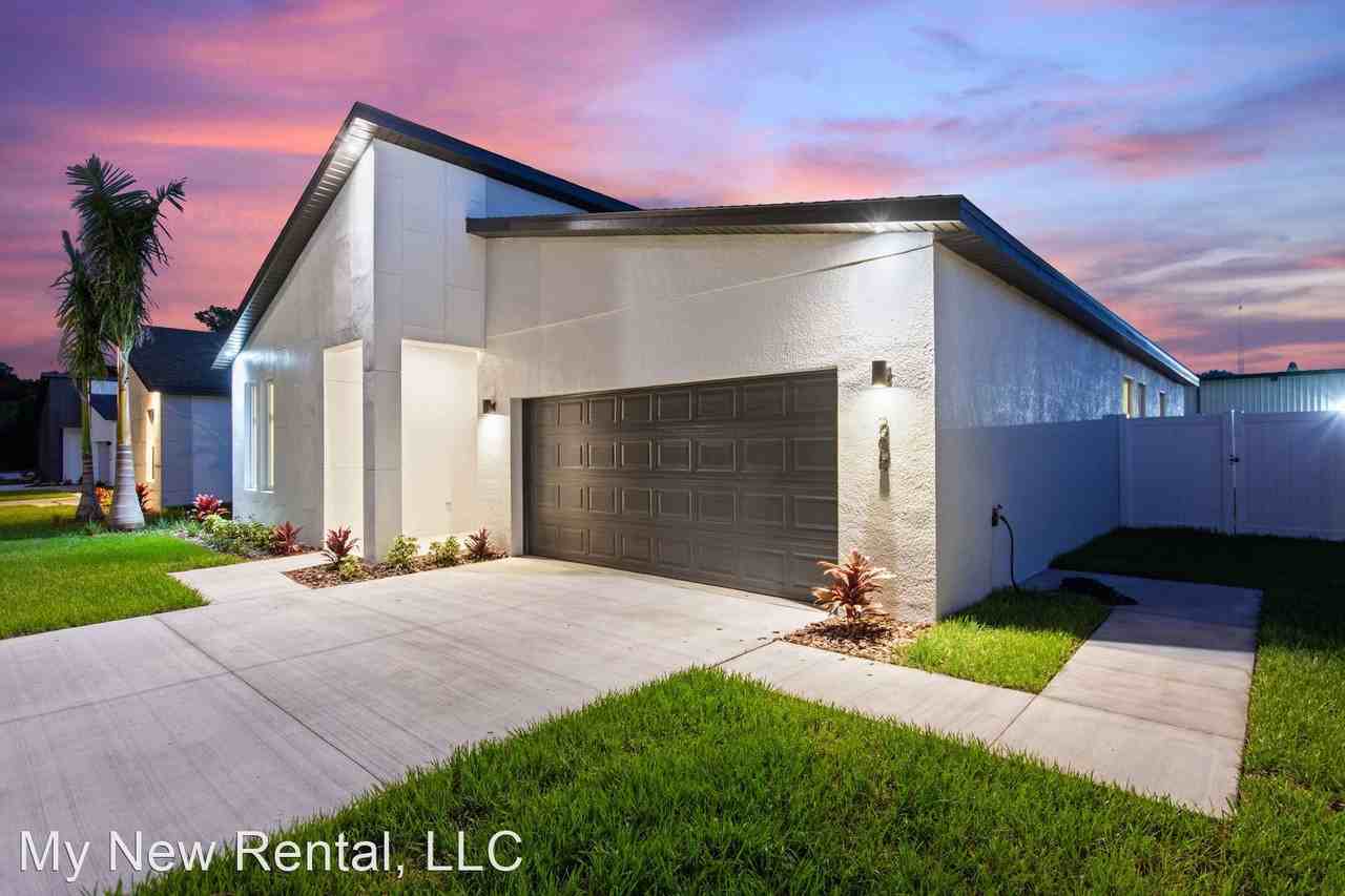 208 Newcastle Ct - Photo 3 of 38