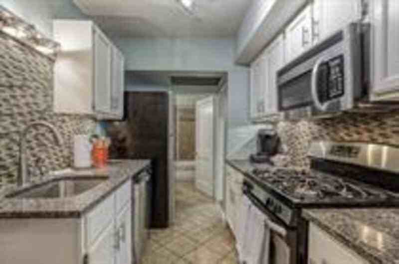 3402 Gillham Rd - Photo 7 of 24