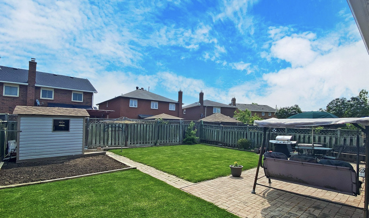 134 Largo Crescent - Photo 3 of 13