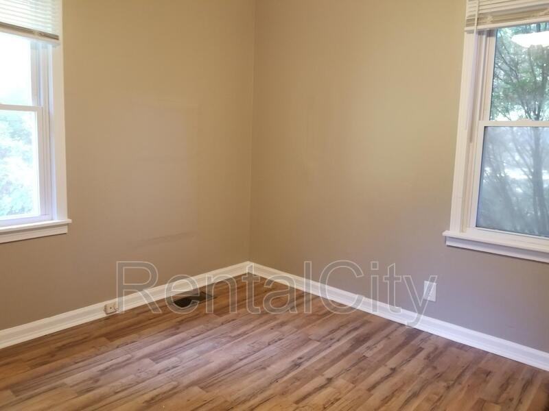 1061 Phelps Ln - Photo 3 of 11
