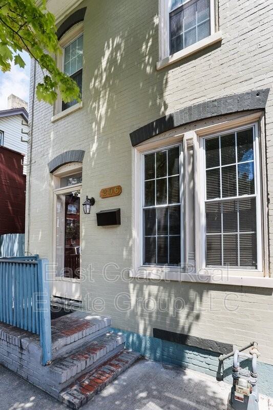 206 E Franklin St - Photo 2 of 35