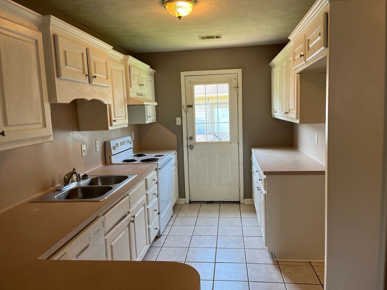 21 Meadow Cir #2 - Photo 3 of 9