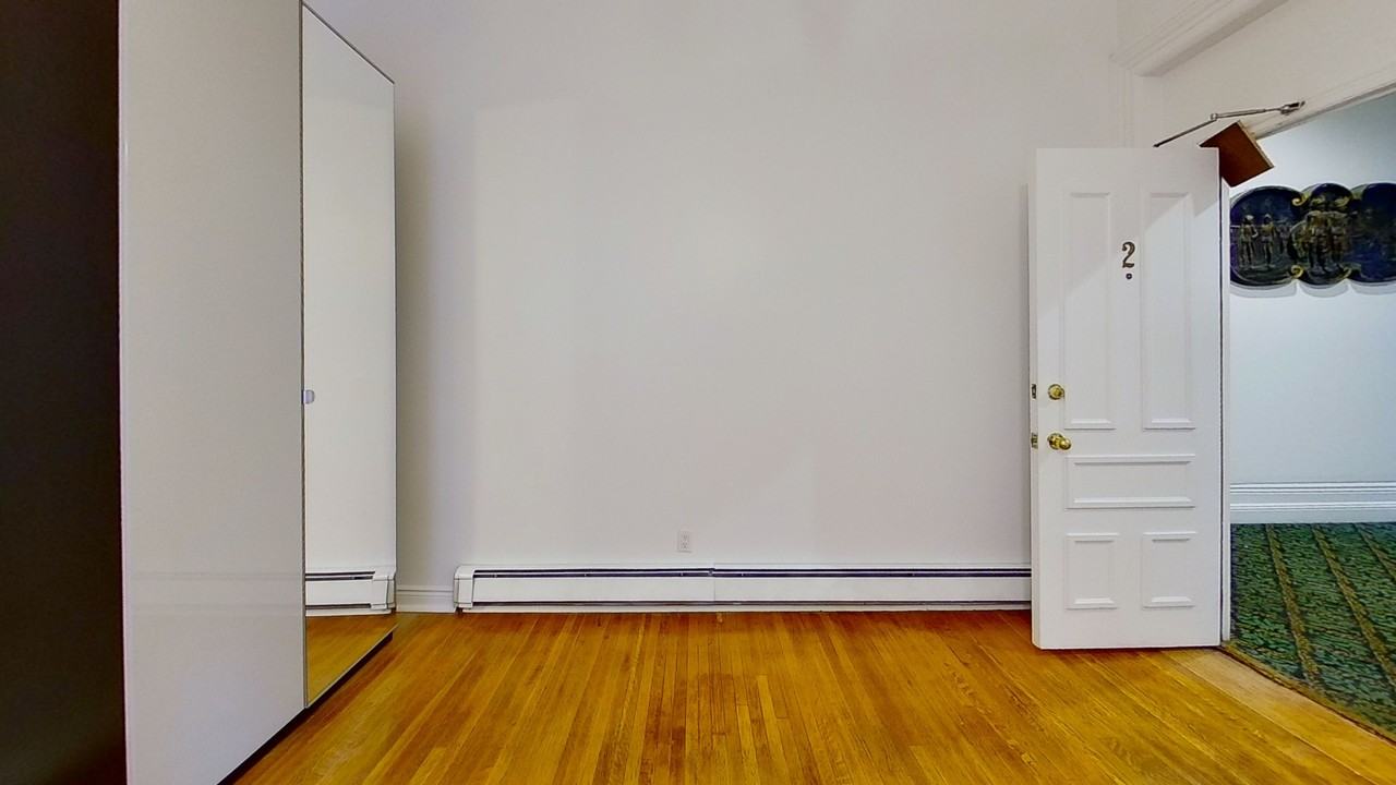 101/103 Spadina Rd - 103 - 2 #103-2 - Photo 2 of 9