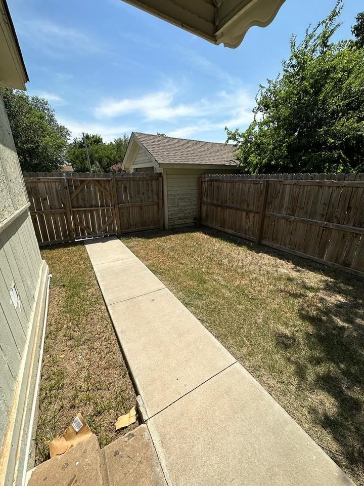 1602 Nw 16th St #12 - Photo 2 of 17