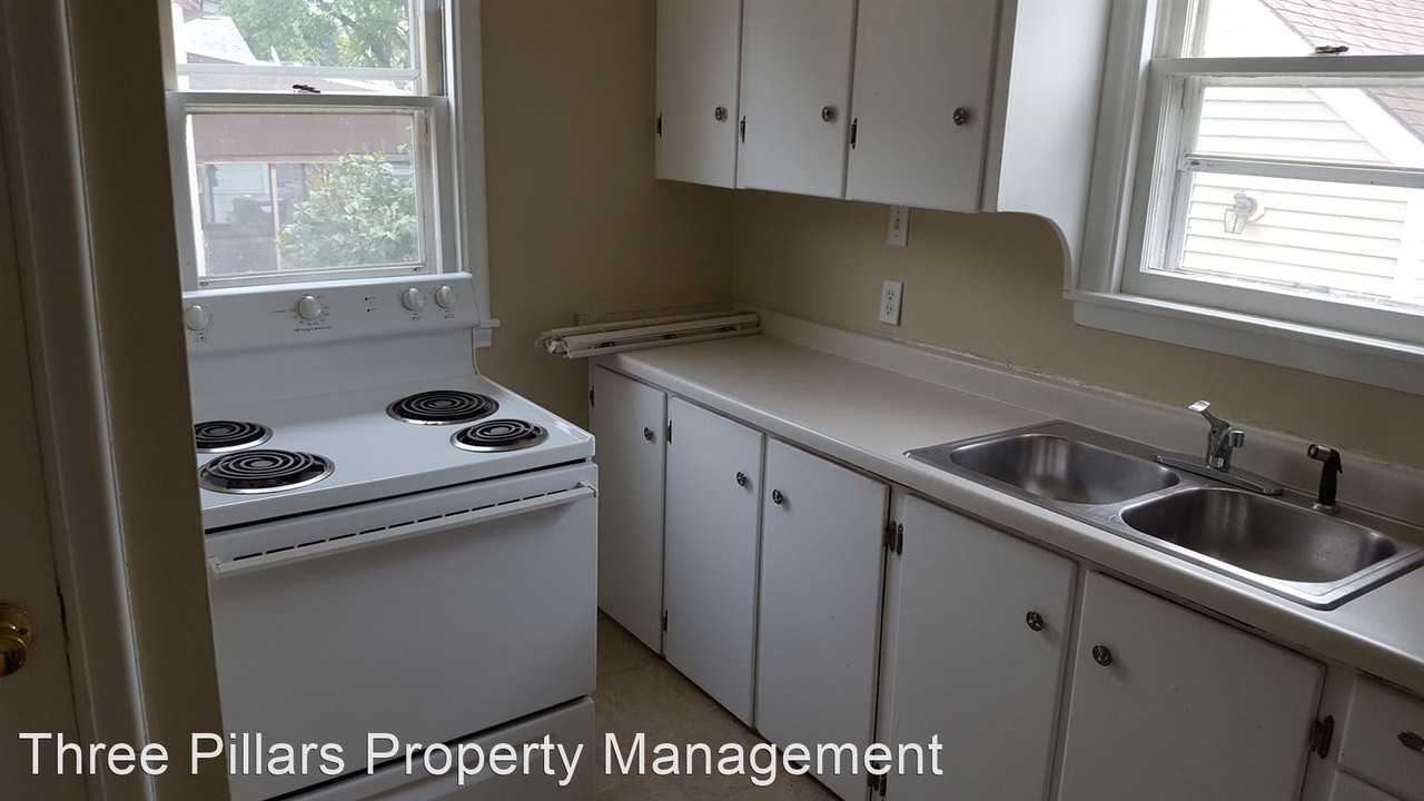 702 9th Ave Se - Photo 3 of 12