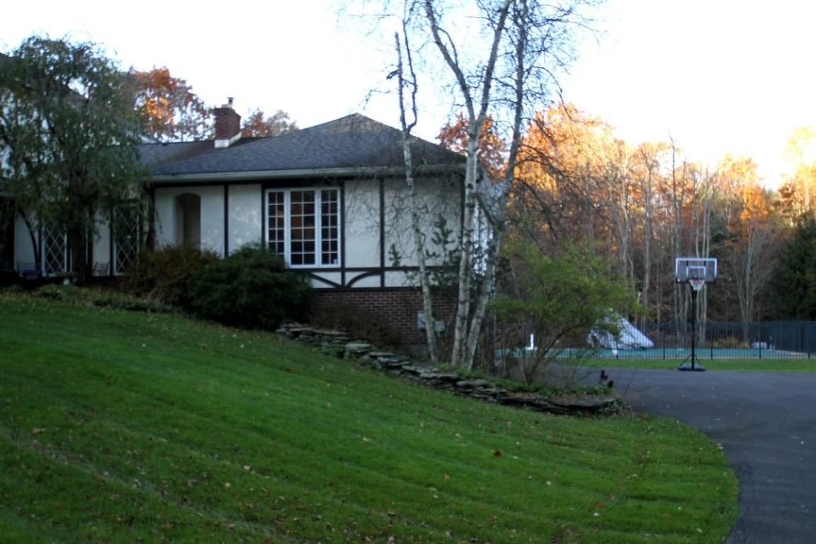 126 Eastwood Dr - Photo 2 of 16