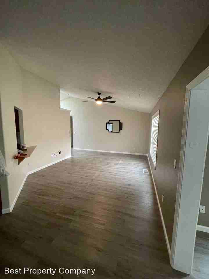 229 Nw Fairhaven Ln - Photo 3 of 9