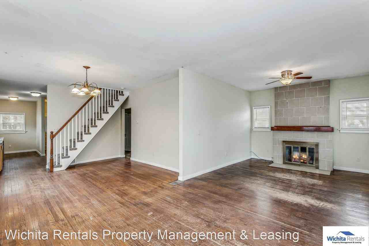 221 S Hydraulic St - Photo 2 of 11