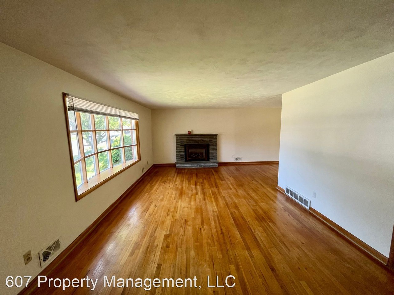 312 Chestnut Ln - Photo 2 of 16