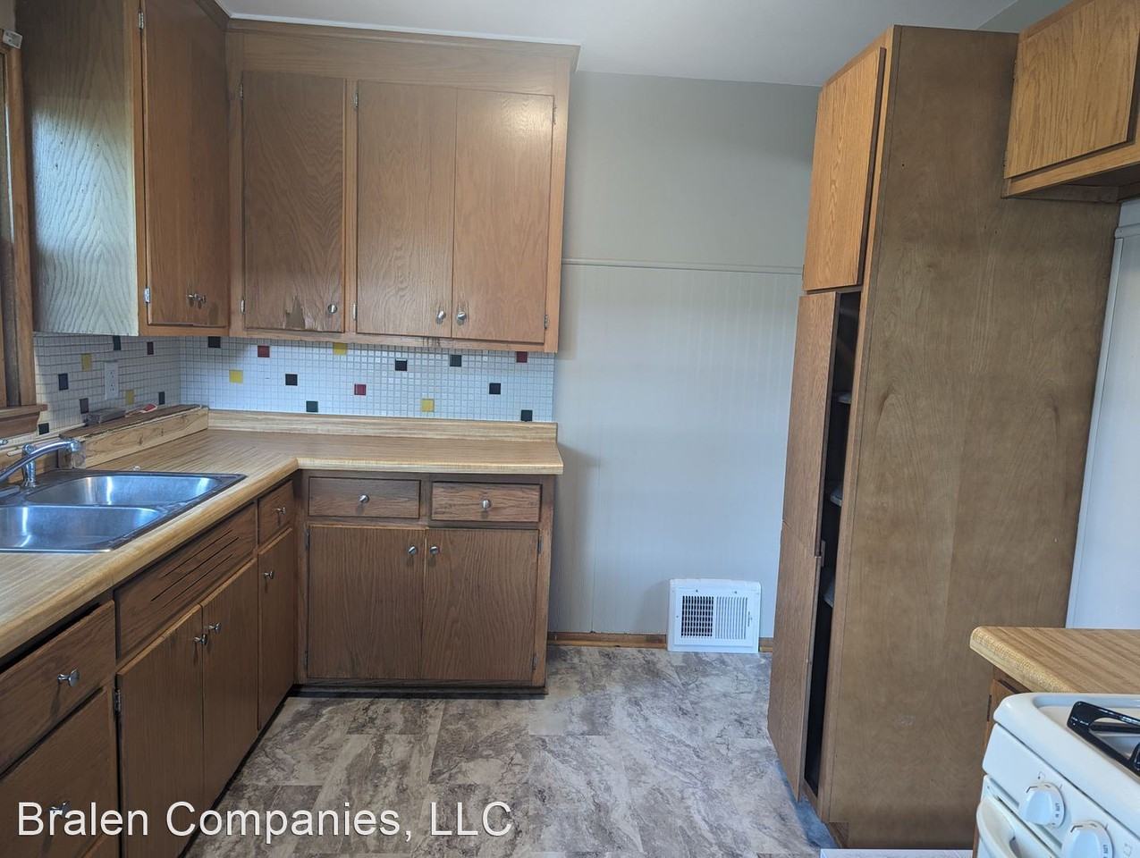 4901 Knox Ave N - Photo 2 of 7