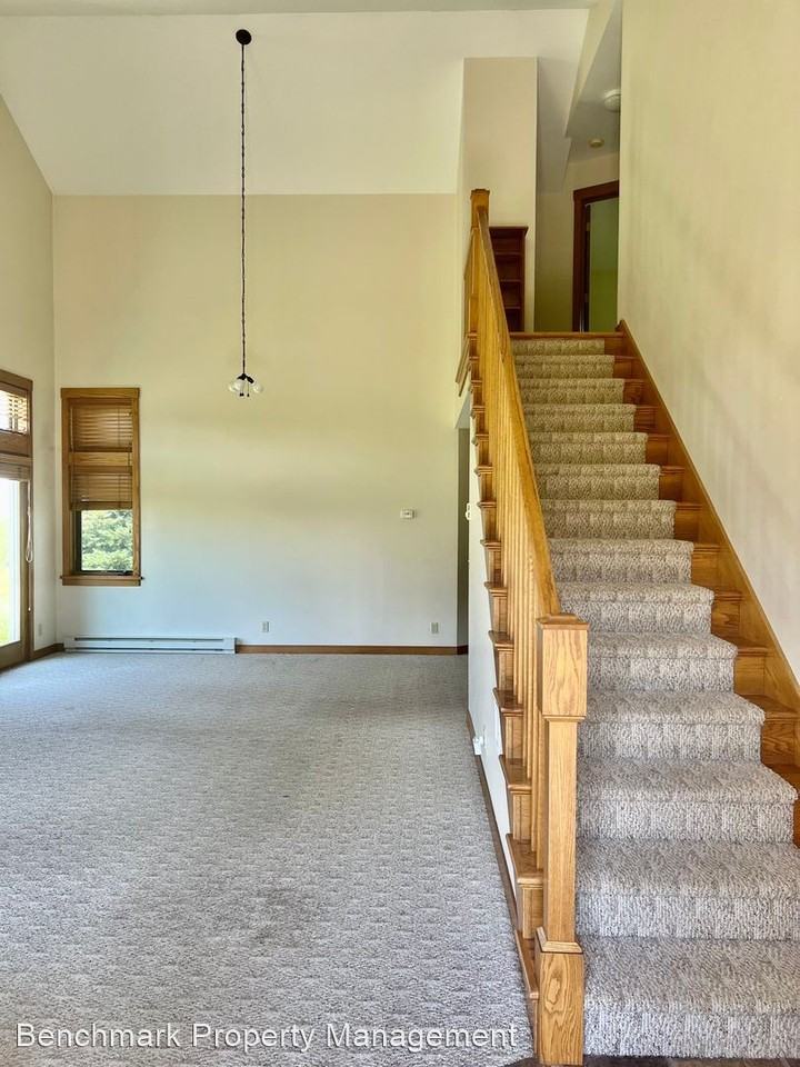 5240 Eclipse Dr - Photo 3 of 11