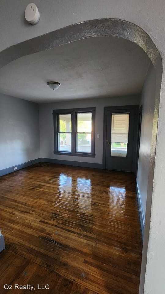 1847 N Superior St - Photo 2 of 8