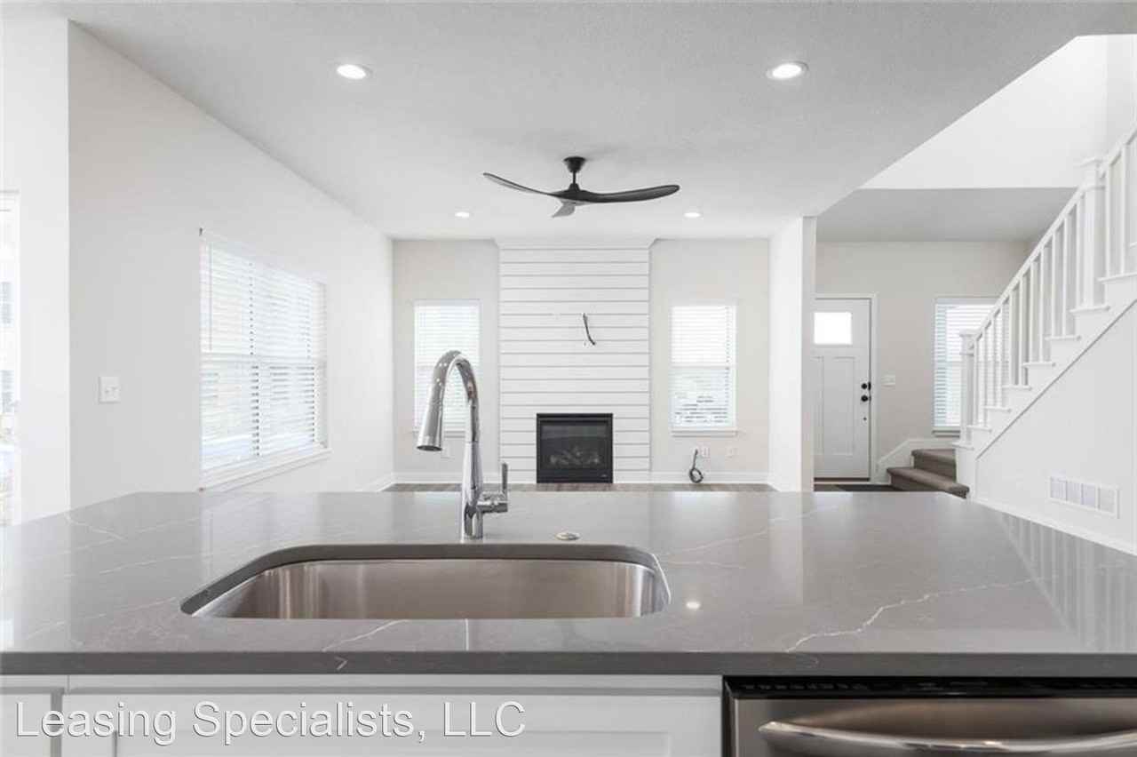 16224 Broadmoor - Photo 2 of 15