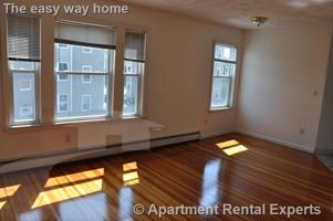 featured image of 8 Pearl St #2