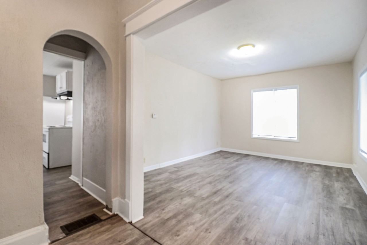 1132 W Jefferson Blvd - Photo 2 of 17