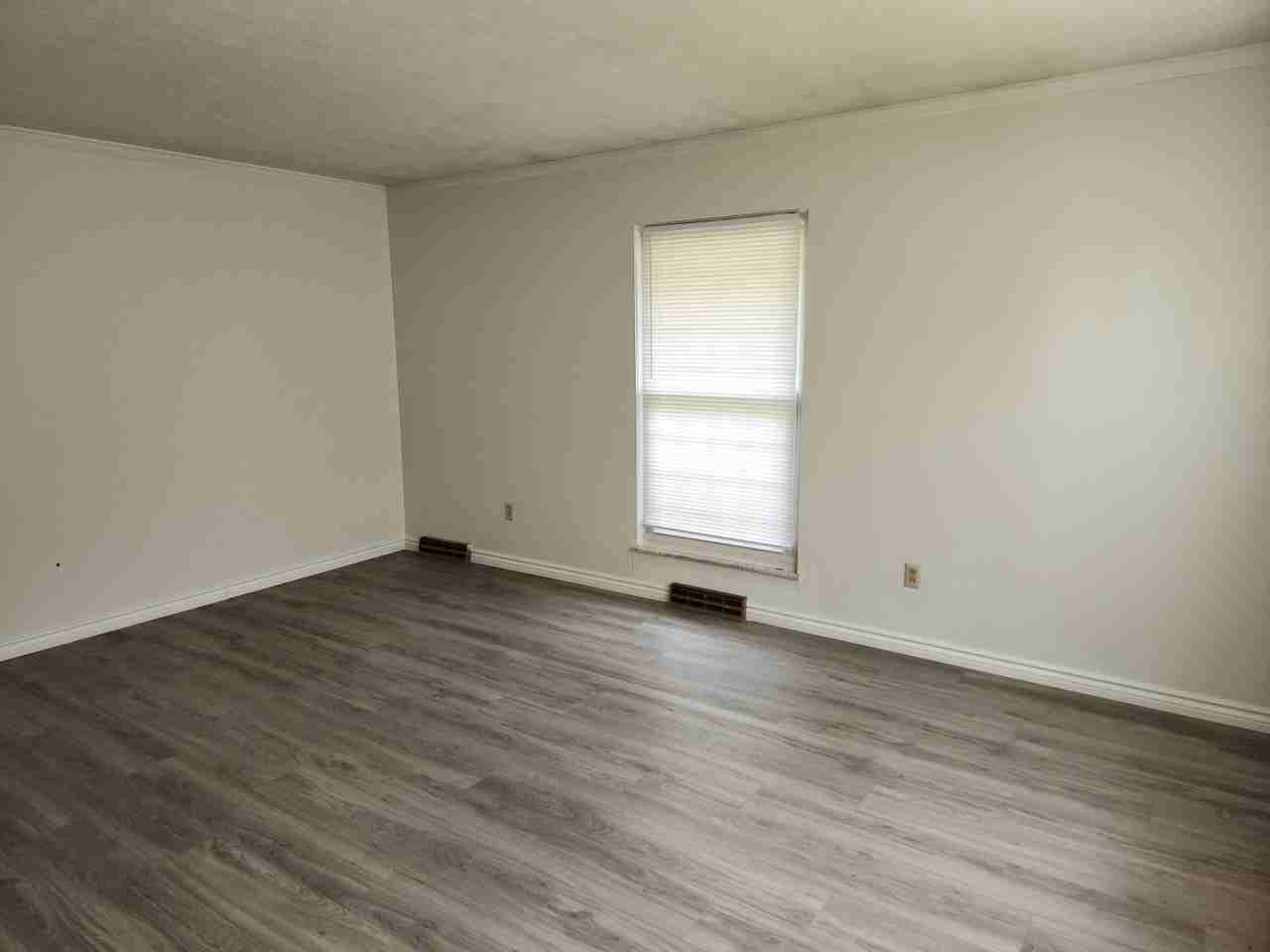 1758 Lynnhurst Rd - Photo 3 of 10