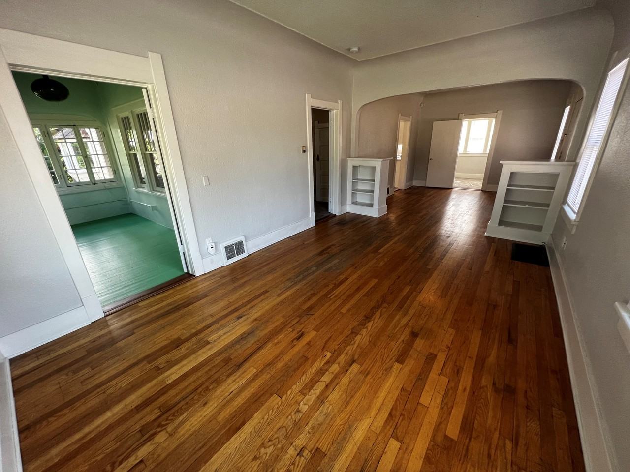 902 S Cascade Ave - Photo 3 of 13