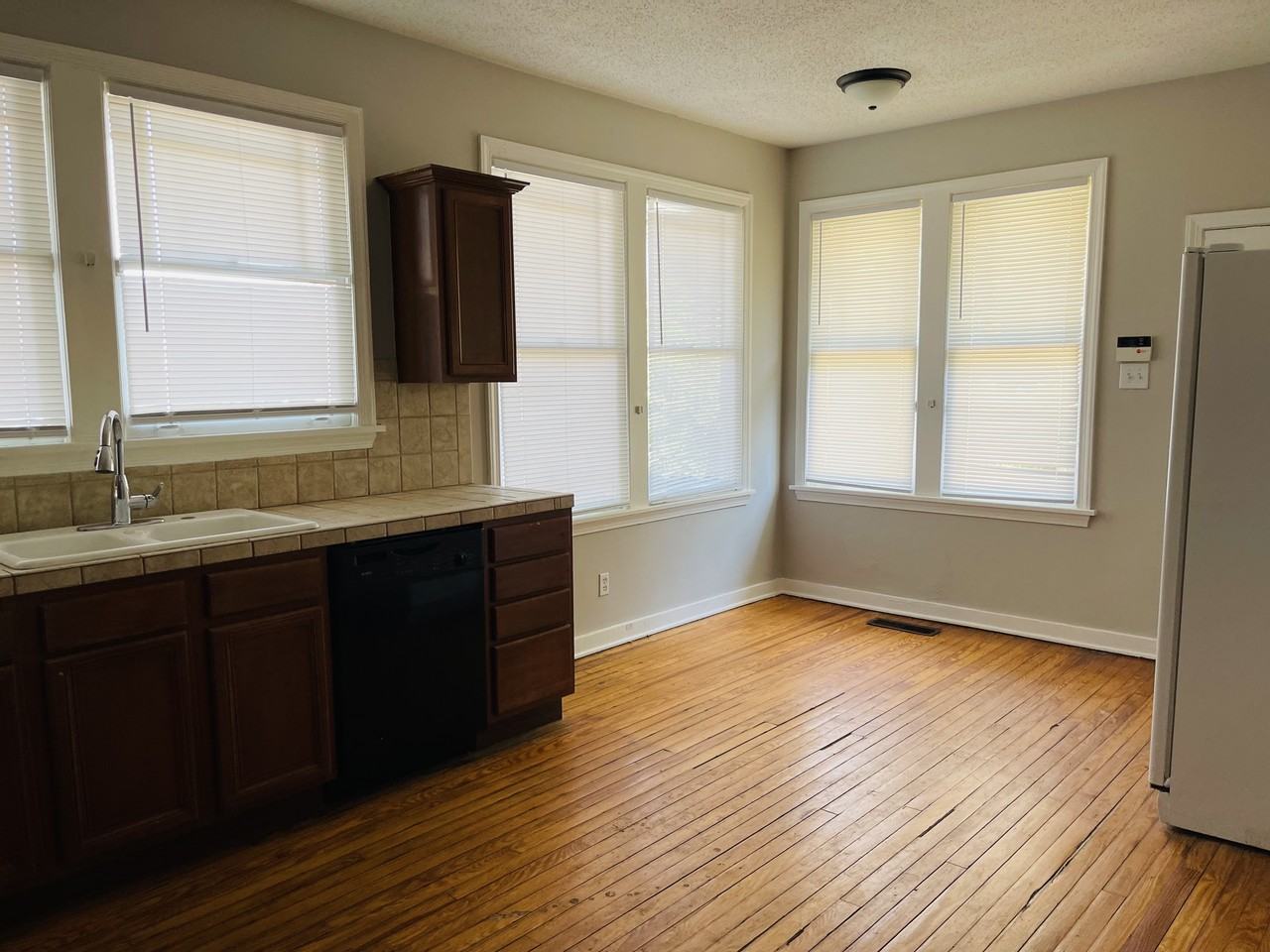 3536 Spottswood Ave - Photo 7 of 15